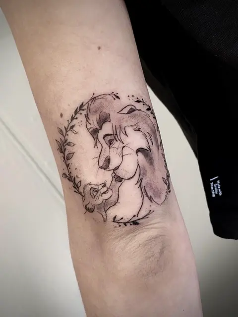 Tatuaggio: Simba e Mufasa del Re Leone in fine line, di Amanda - White Garden Tattoo, Roma Colli Aniene