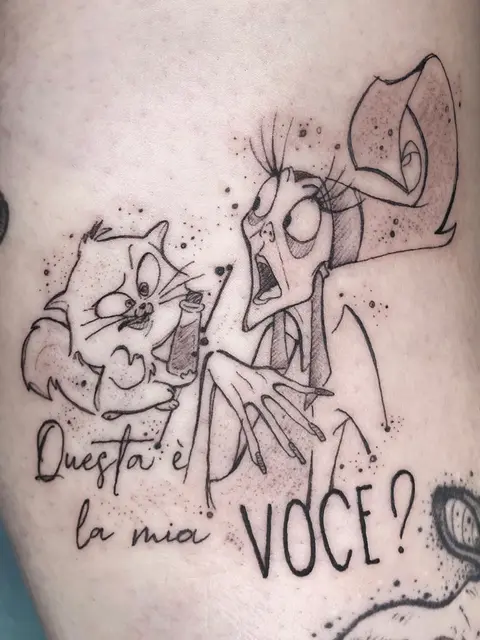 Tatuaggio: Kuzco e Yzma con la scritta Questa è la mia voce?, di Amanda - White Garden Tattoo, Roma Colli Aniene