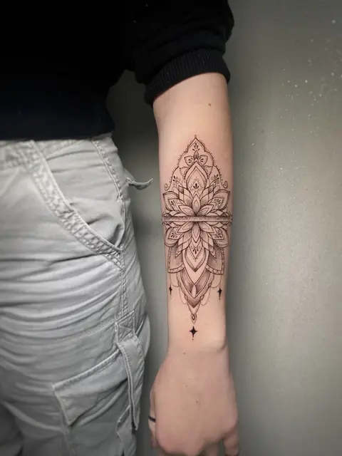 Tatuaggio: mandala ornamentale fine sull'avambraccio, di Amanda - White Garden Tattoo, Roma Colli Aniene