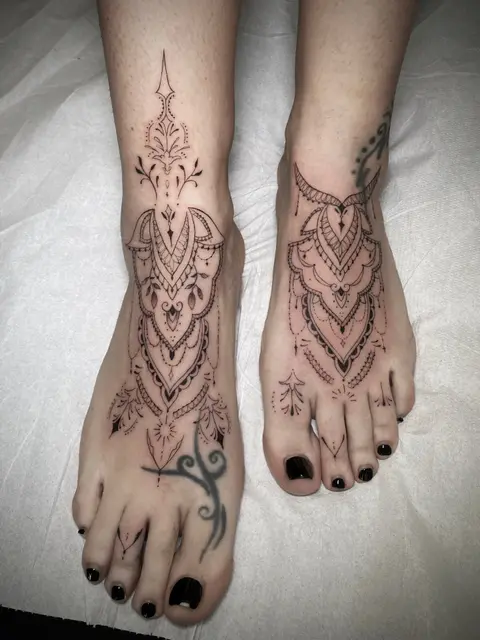 Tatuaggio: mandala ornamentali sui piedi, di Amanda - White Garden Tattoo, Roma Colli Aniene
