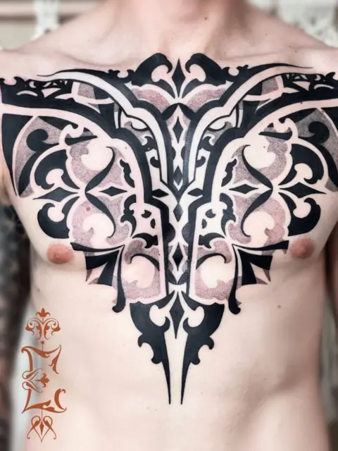 Tatuaggio: petto ornamentale in nero pieno, di Evelin La Rocca - White Garden Tattoo, Roma Colli Aniene