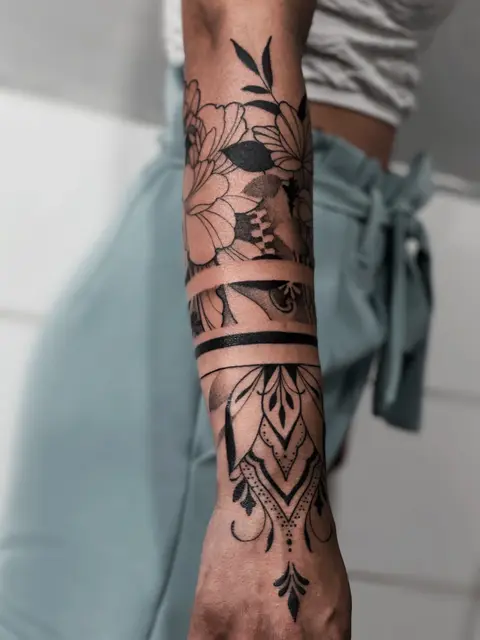 Tatuaggio: avambraccio ornamentale con fiori e fasce nere, di Evelin La Rocca - White Garden Tattoo, Roma Colli Aniene