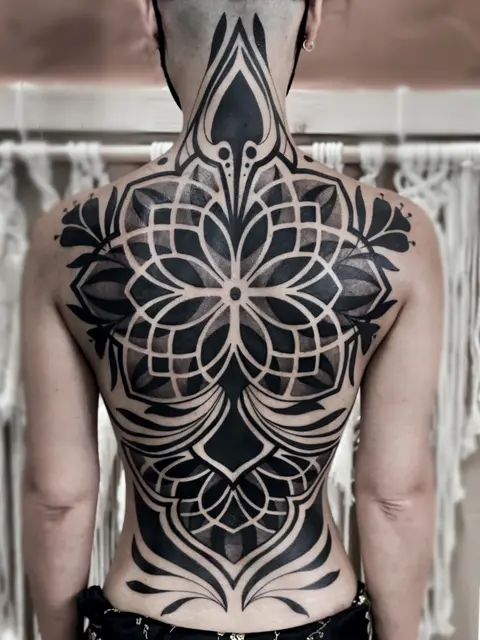Tatuaggio: schiena intera ornamentale con mandala centrale, di Evelin La Rocca - White Garden Tattoo, Roma Colli Aniene
