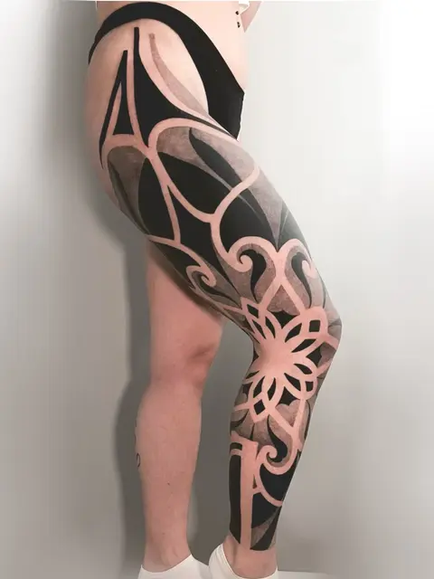 Tatuaggio: gamba ornamentale con mandala sul ginocchio, di Evelin La Rocca - White Garden Tattoo, Roma Colli Aniene