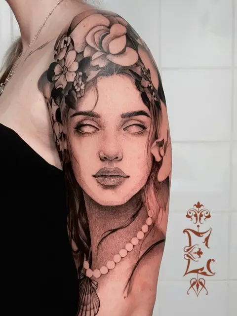 Tatuaggio: ritratto femminile realistico con fiori sulla spalla, di Evelin La Rocca - White Garden Tattoo, Roma Colli Aniene
