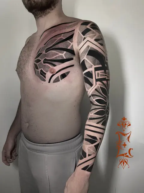 Tatuaggio: geometrie in nero su petto e braccio, di Evelin La Rocca - White Garden Tattoo, Roma Colli Aniene