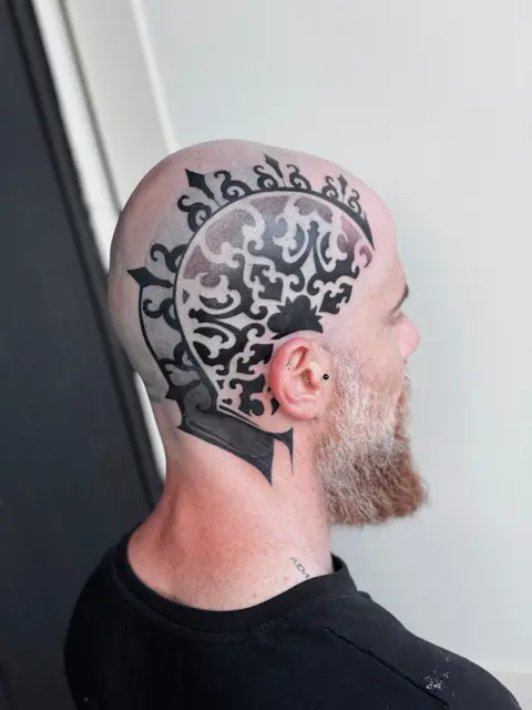 Tatuaggio: ornamentale in nero sulla testa, di Evelin La Rocca - White Garden Tattoo, Roma Colli Aniene