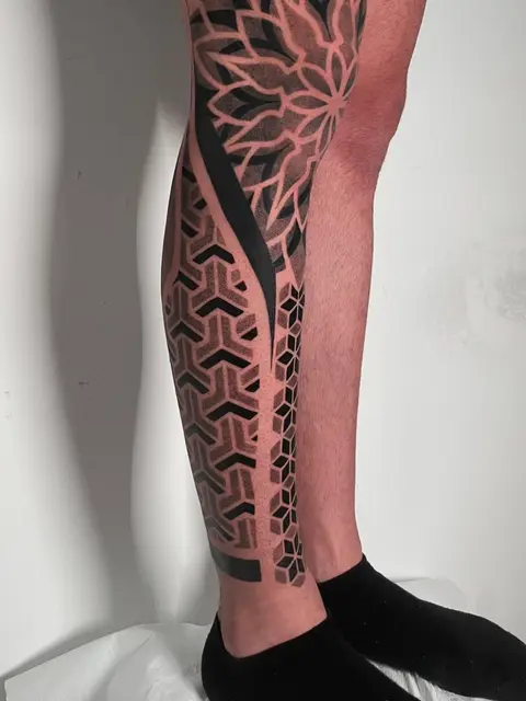 Tatuaggio: gamba con mandala e motivi geometrici, di Evelin La Rocca - White Garden Tattoo, Roma Colli Aniene