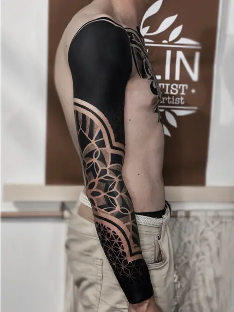 Tatuaggio: manica in blackwork con nero pieno e geometrie, di Evelin La Rocca - White Garden Tattoo, Roma Colli Aniene