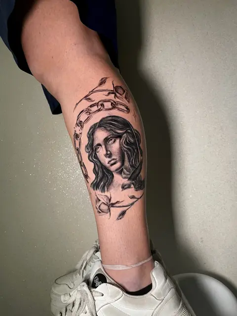 Tatuaggio: volto femminile con catene sulla gamba, di Francesco - White Garden Tattoo, Roma Colli Aniene