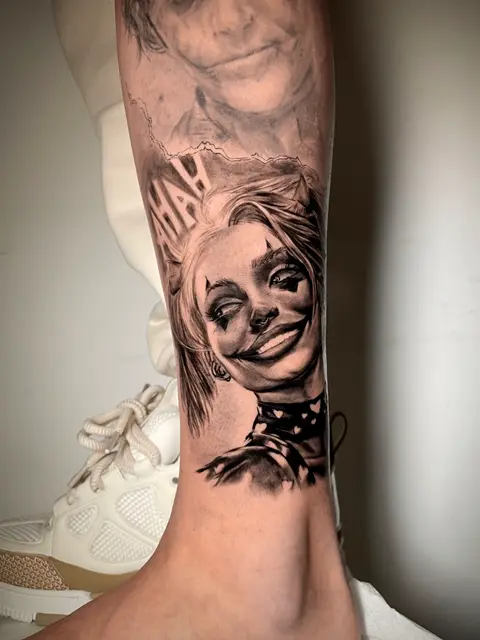 Tatuaggio: volto femminile in stile clown realistico sulla gamba, di Francesco - White Garden Tattoo, Roma Colli Aniene