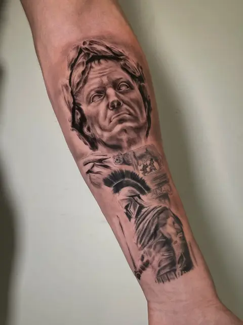 Tatuaggio: imperatore e gladiatore romani realistici sull'avambraccio, di Francesco - White Garden Tattoo, Roma Colli Aniene
