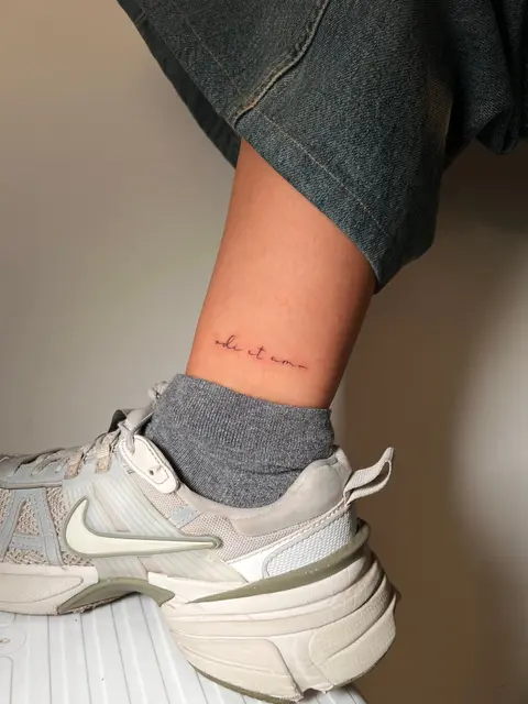 Tatuaggio: scritta in corsivo sottile sulla caviglia, di Francesco - White Garden Tattoo, Roma Colli Aniene
