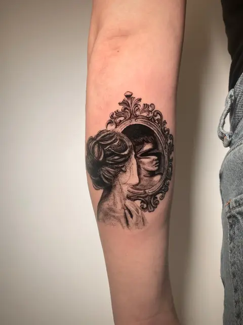 Tatuaggio: volto classico allo specchio sull'avambraccio, di Francesco - White Garden Tattoo, Roma Colli Aniene