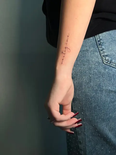 Tatuaggio: scritta in corsivo sottile sul polso, di Francesco - White Garden Tattoo, Roma Colli Aniene