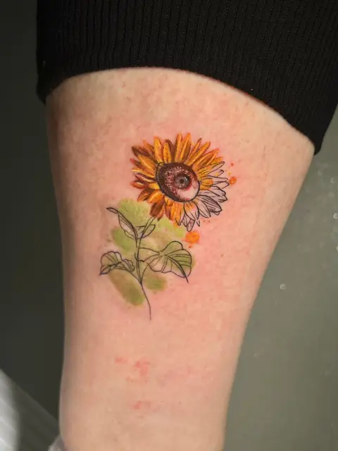 Tatuaggio: girasole in stile watercolor sul braccio, di Giada - White Garden Tattoo, Roma Colli Aniene