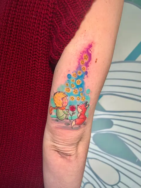Tatuaggio: il Piccolo Principe con la volpe e la rosa, a colori, di Giada - White Garden Tattoo, Roma Colli Aniene