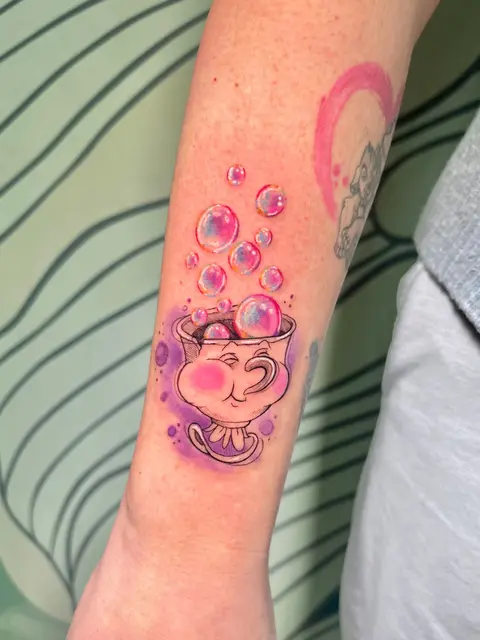 Tatuaggio: la tazzina Chicco della Bella e la Bestia con le bolle di sapone, a colori, di Giada - White Garden Tattoo, Roma Colli Aniene