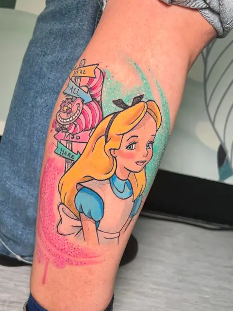 Tatuaggio: Alice nel Paese delle Meraviglie con lo Stregatto, a colori, di Giada - White Garden Tattoo, Roma Colli Aniene