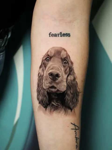 Tatuaggio: ritratto microrealistico di un cocker con la scritta fearless, di Ilaria - White Garden Tattoo, Roma Colli Aniene