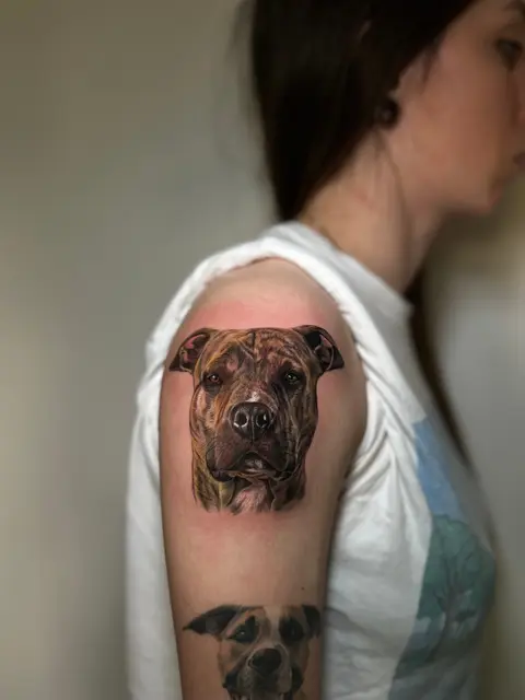 Tatuaggio: due ritratti realistici di cani sul braccio, di Ilaria - White Garden Tattoo, Roma Colli Aniene