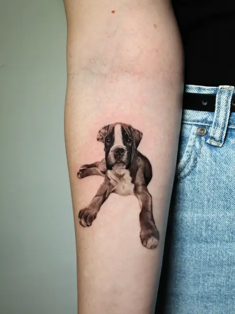 Tatuaggio: ritratto microrealistico di un cucciolo sdraiato, di Ilaria - White Garden Tattoo, Roma Colli Aniene
