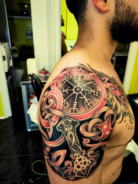 Tatuaggio: spalla nordica con vegvisir, nodi celtici e martello di Thor a colori, di Irene - White Garden Tattoo, Roma Colli Aniene