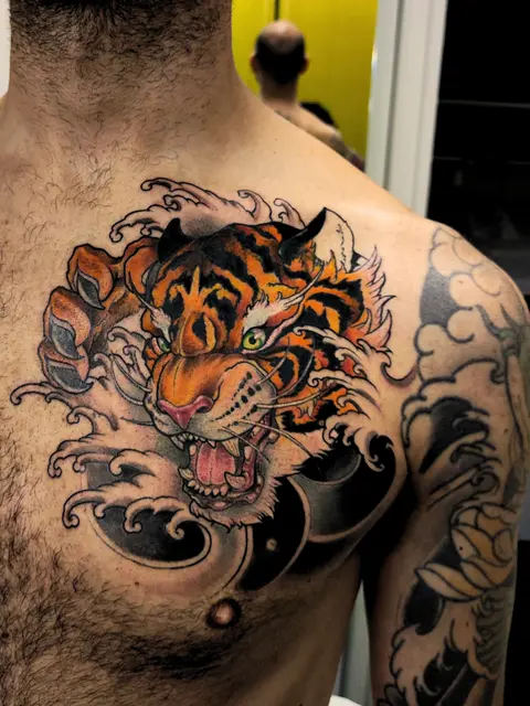 Tatuaggio: tigre giapponese a colori con onde sul petto, di Irene - White Garden Tattoo, Roma Colli Aniene