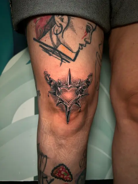 Tatuaggio: cuore trafitto in stile neo traditional sul ginocchio, di Irene - White Garden Tattoo, Roma Colli Aniene