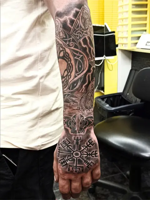 Tatuaggio: avambraccio nordico con vegvisir sulla mano, di Irene - White Garden Tattoo, Roma Colli Aniene