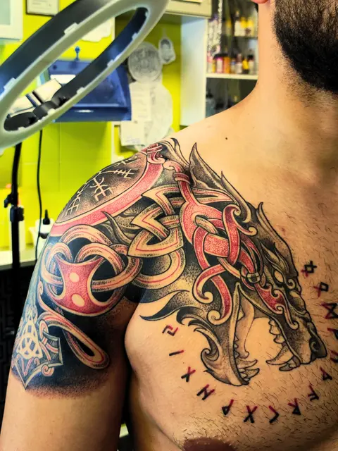 Tatuaggio: drago con nodi celtici e rune sulla spalla, di Irene - White Garden Tattoo, Roma Colli Aniene