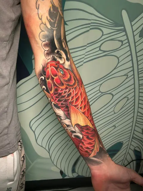 Tatuaggio: carpa koi a colori sull'avambraccio, di Irene - White Garden Tattoo, Roma Colli Aniene