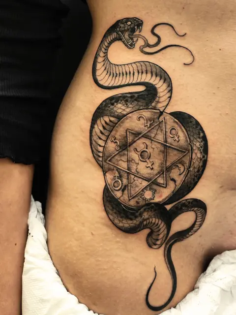 Tatuaggio: serpente con esagramma sul fianco, di Irene - White Garden Tattoo, Roma Colli Aniene