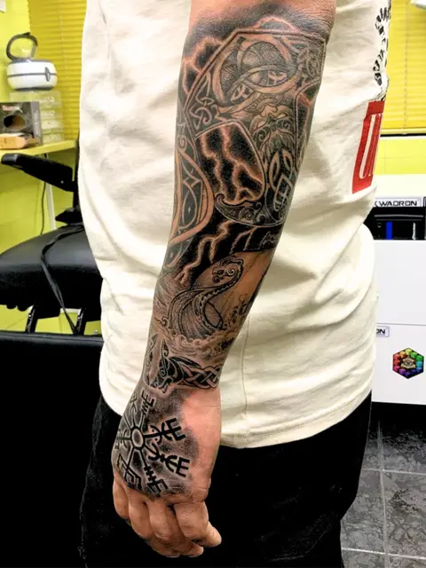 Tatuaggio: manica nordica sull'avambraccio, di Irene - White Garden Tattoo, Roma Colli Aniene