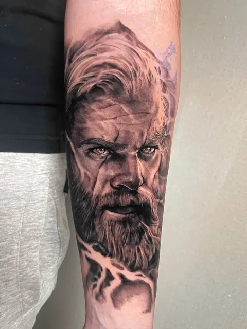 Tatuaggio: ritratto realistico di un guerriero con la barba sull'avambraccio, di Massimiliano - White Garden Tattoo, Roma Colli Aniene