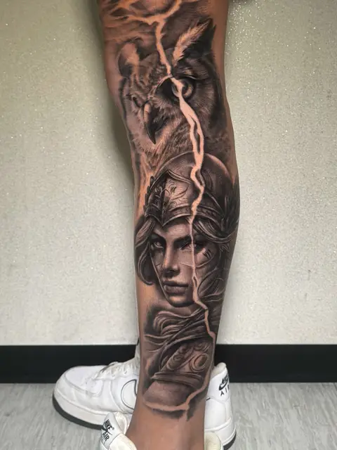 Tatuaggio: gufo e guerriera realistici sulla gamba, di Massimiliano - White Garden Tattoo, Roma Colli Aniene