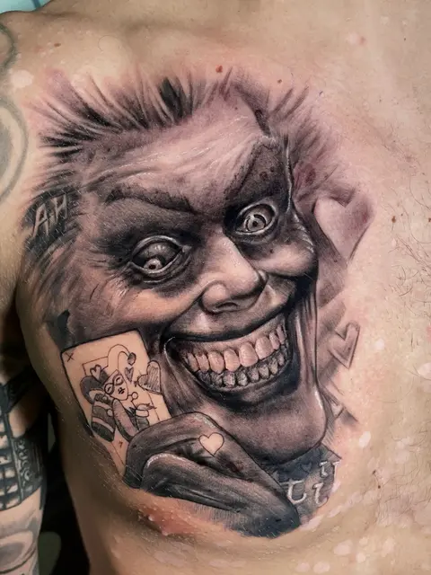 Tatuaggio: Joker realistico con carta da gioco sul petto, di Massimiliano - White Garden Tattoo, Roma Colli Aniene