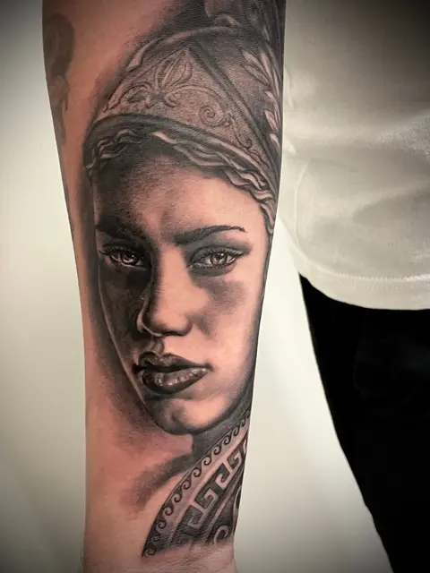 Tatuaggio: ritratto femminile realistico sull'avambraccio, di Massimiliano - White Garden Tattoo, Roma Colli Aniene