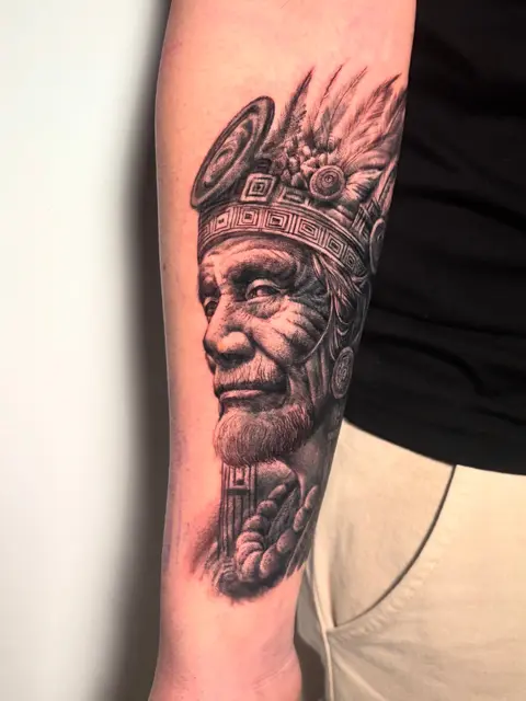 Tatuaggio: ritratto realistico di un anziano con copricapo sull'avambraccio, di Massimiliano - White Garden Tattoo, Roma Colli Aniene