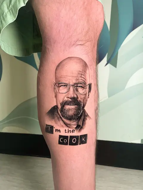 Tatuaggio: ritratto realistico di Walter White con la scritta I'm the cook sulla gamba, di Massimiliano - White Garden Tattoo, Roma Colli Aniene