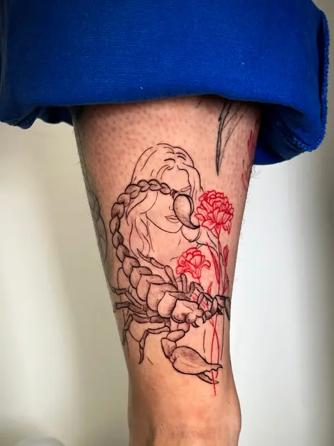 Tatuaggio: scorpione e figura femminile con fiori rossi sulla gamba, di Sara - White Garden Tattoo, Roma Colli Aniene