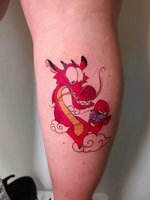 Tatuaggio: Mushu di Mulan a colori, di Sara - White Garden Tattoo, Roma Colli Aniene