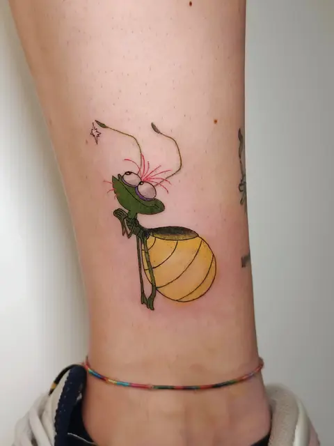Tatuaggio: la lucciola Ray della Principessa e il ranocchio a colori, di Sara - White Garden Tattoo, Roma Colli Aniene