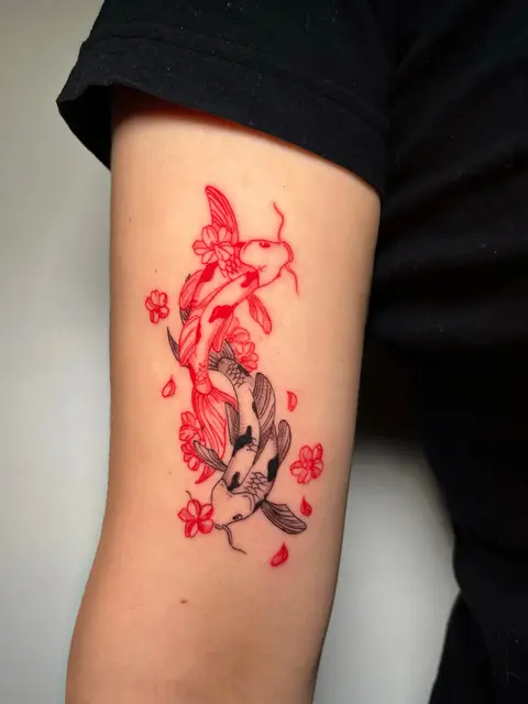 Tatuaggio: carpe koi in linea rossa con fiori di ciliegio, di Sara - White Garden Tattoo, Roma Colli Aniene