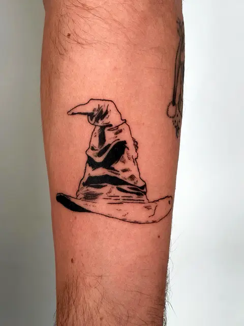 Tatuaggio: cappello parlante di Harry Potter in nero, di Sara - White Garden Tattoo, Roma Colli Aniene