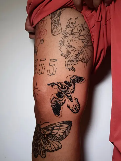 Tatuaggio: composizione di piccoli tatuaggi illustrativi sul fianco, di Sara - White Garden Tattoo, Roma Colli Aniene